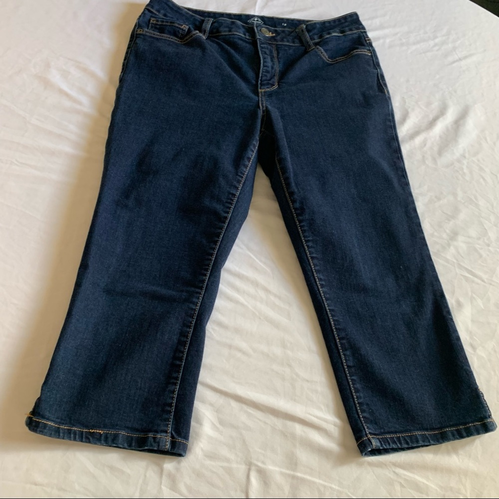 St. John’s bay dark wash capris jeans